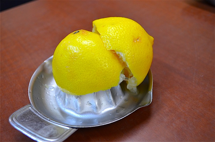Squeeze your own lemons at Motsuyaki Ban Yutenji, Meguro, Tokyo – Original Lemon Sour Originators Birthplace