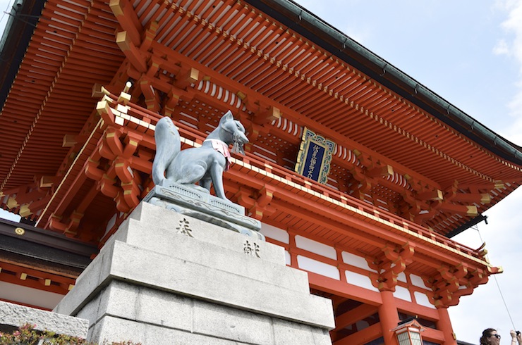 The Senbon Torii (a thousand torii) actually consists of over ten thousand vermilion-lacquered toriis, winding through the mountainous forest.