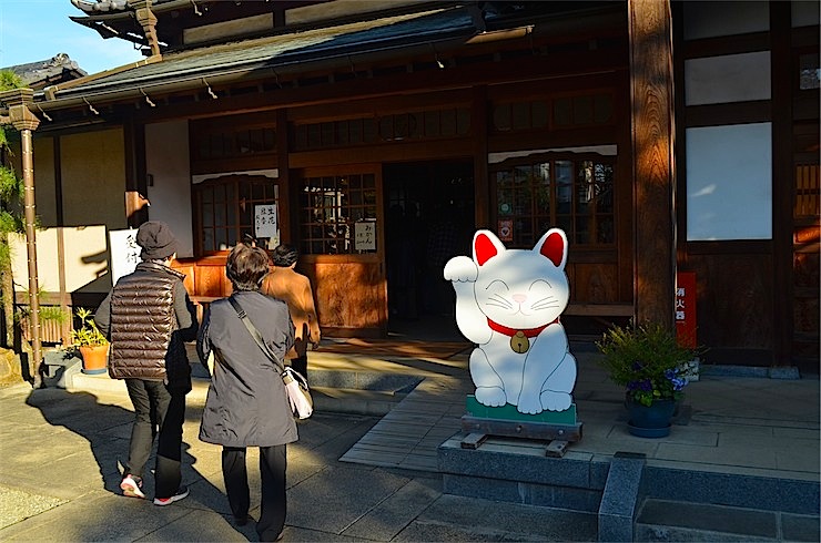 Gotokuji, Tokyo’s lucky cat shrine with manekineko statues