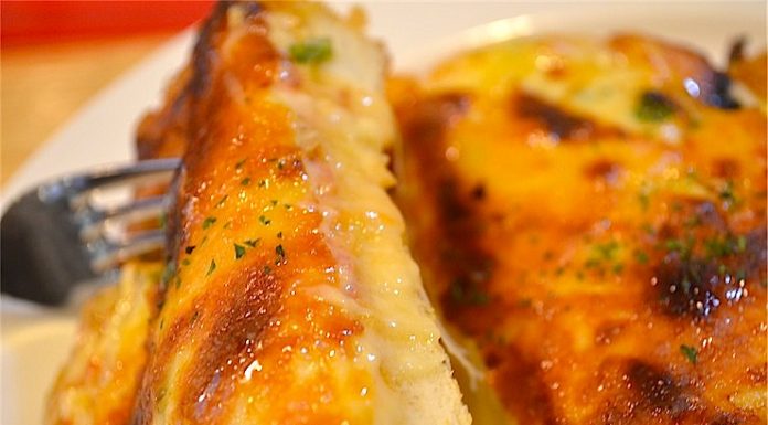 Pizza Toast and Kombucha at Café Benisica