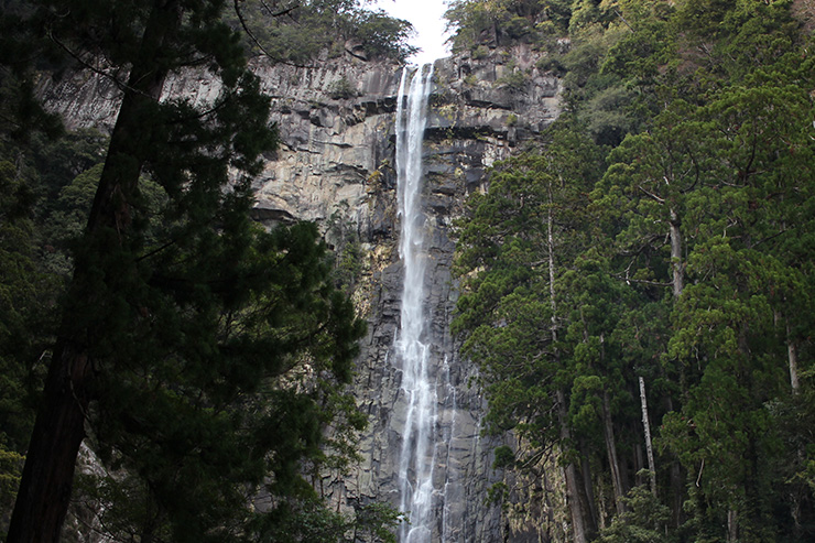 Nachi Falls (Nachi no Taki) is the tallest waterfall in Japan with an ‘uninterrupted drop’ of 133 meters. It has been worshipped in Shintoism from way back, in fact the Nachi shrine is dedicated to the spirit of the waterfall. 