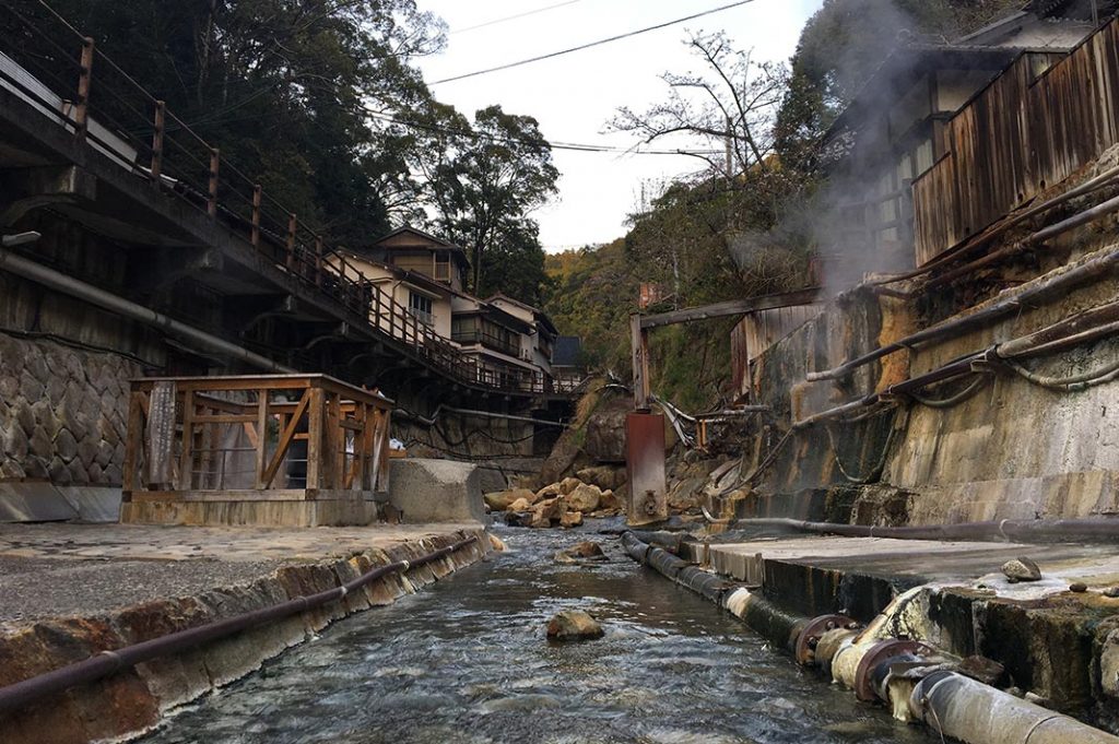 Over time, small villages were built around these springs to take advantage of both health and commercial benefits. Yunomine Onsen in Wakayama is not exceptional.