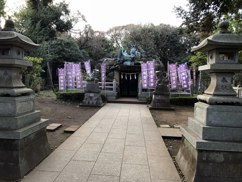 A fearsome dragon statue guards this shrine's entrance. 