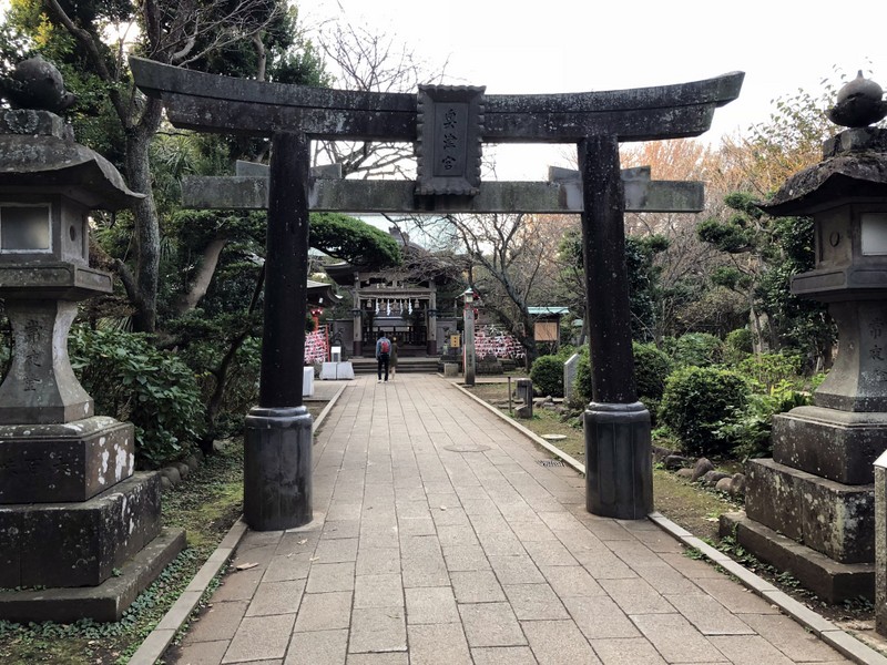 There are three major parts to Enoshima Shrine: Hetsunomiya,  Nakatsunomiya, and Okutsunomiya. 