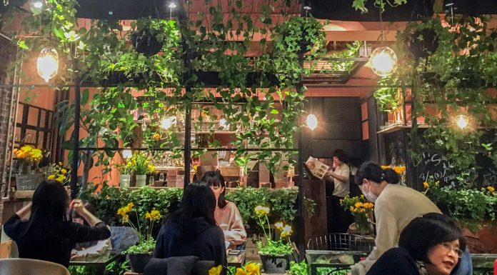 Urban Oasis: Aoyama Flower Market Teahouse Cafe in Aoyama