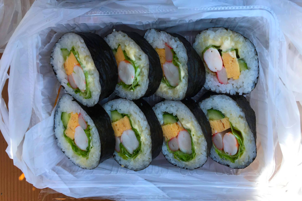 For lunch, we enjoyed some maki rolls from a nearby market stall.