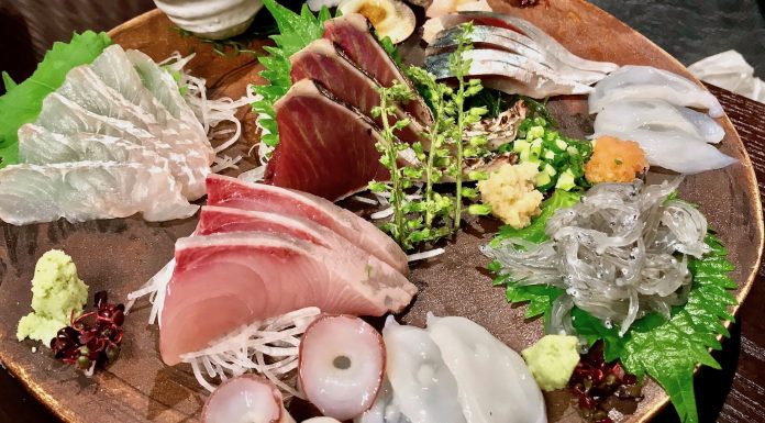 Tobusakana—A Local Seafood Izakaya in Shimokitazawa Mixed sashimi platter at Tobusakana