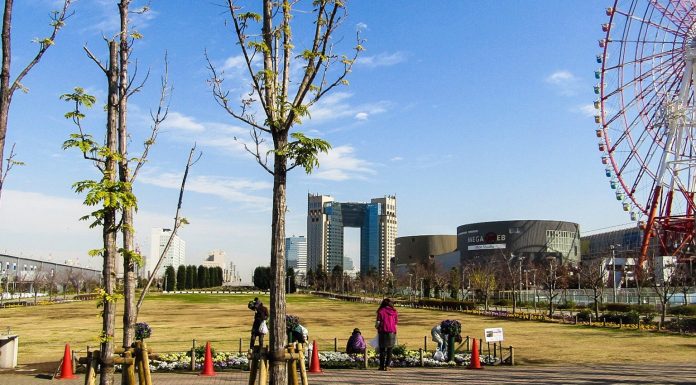 Braving the Massive Ferris Wheel in Yokohama: Cosmo Clock 21 Cosmo Clock 21 stands high above Yokohama and Minato Mirai