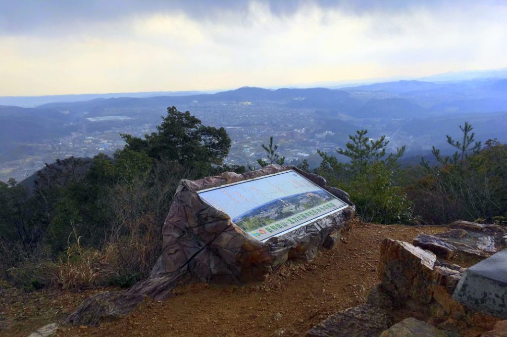 This sign marks key points of interest from Mt. Hiwada, including Hidaka city. The majushage festival is held in the Hidaka region. 