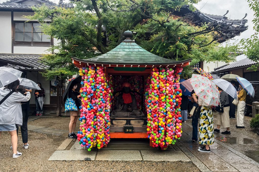 Yasaka Koshindo, the colourful ball shrine. Kyoto's most Instagrammable temple. 