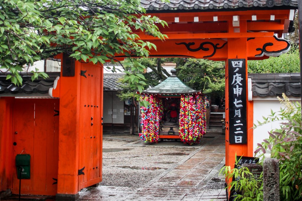 Kyoto walking tour: the colourful Yasaka Koshindo temple