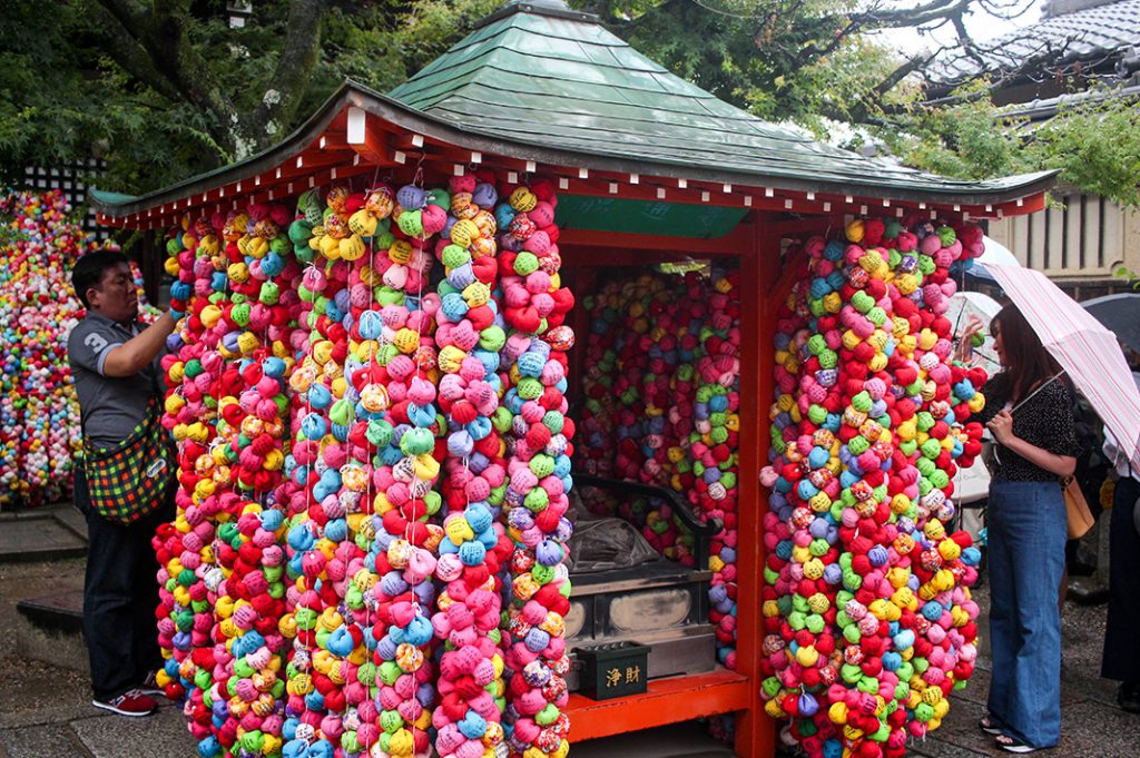 Yasaka Koshindo, the colourful ball shrine. Kyoto's most Instagrammable temple. 