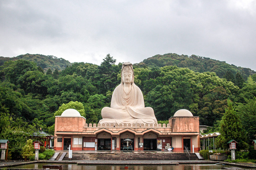 Walking tour in Kyoto: Ryozen Kannon statue, Higashiyama
