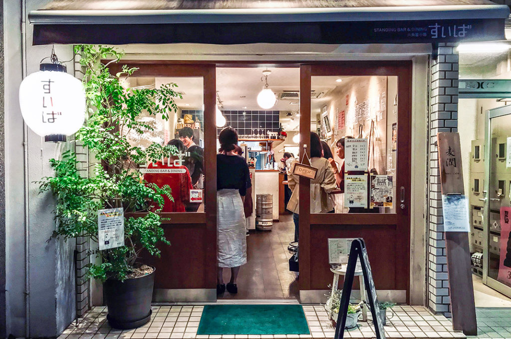 Outside the Rokkaku-dori branch of Suiba, great standing izakaya restaurants 