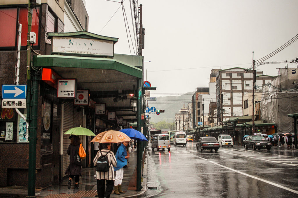 Shijo-dori: the thoroughfare of Gion. 