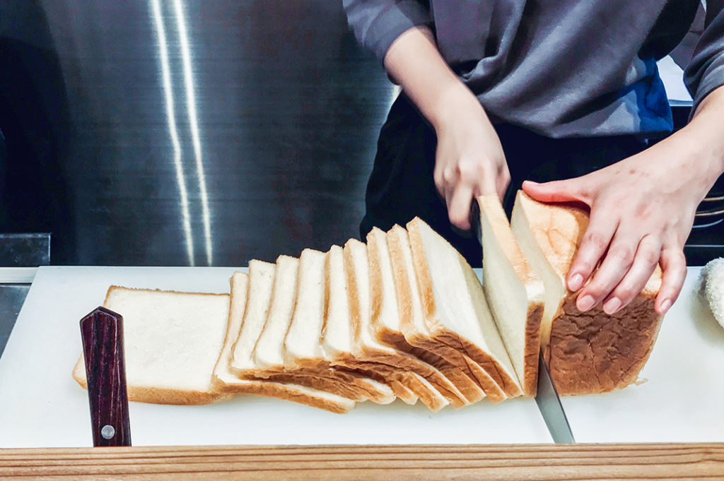 Slicing bread for sandwiches