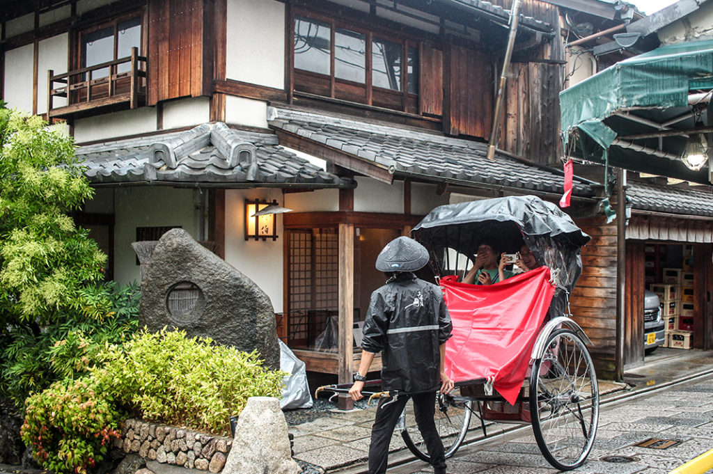 Kyoto walking tour from Kodaiji to Kiyomizudera: Rickshaws aplenty
