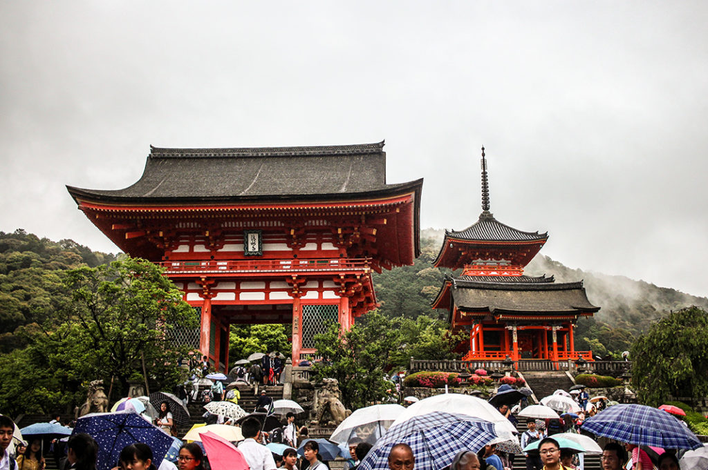 Kyoto walking tour: Kiyomizudera's Nio-mon (main gate) 