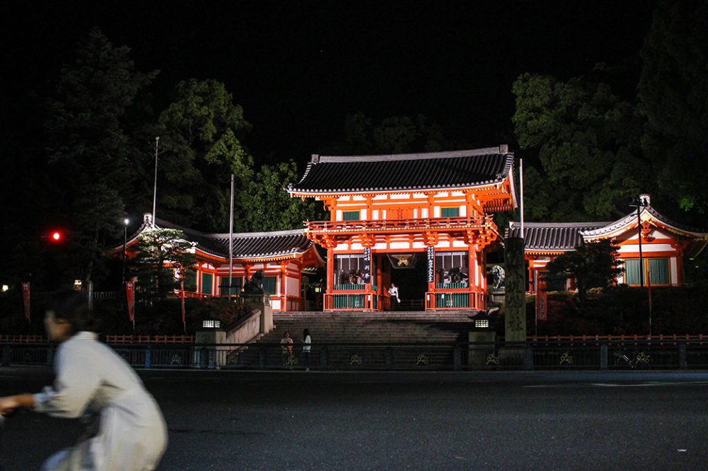 Things to do at night in Kyoto: walking through Yasaka Shrine