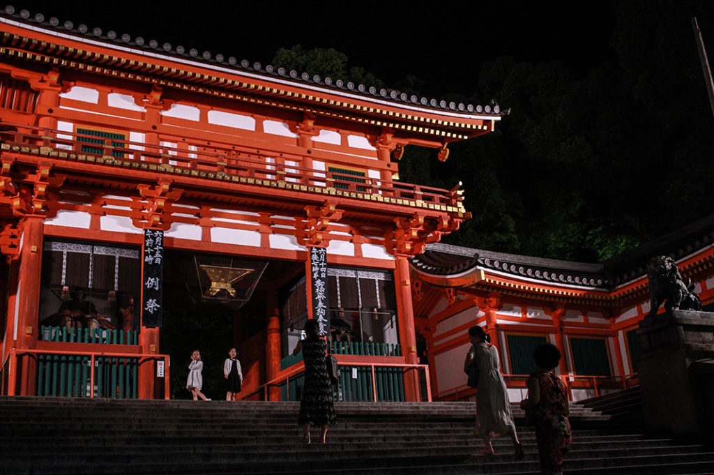 Things to do at night in Kyoto: walking through Yasaka Shrine