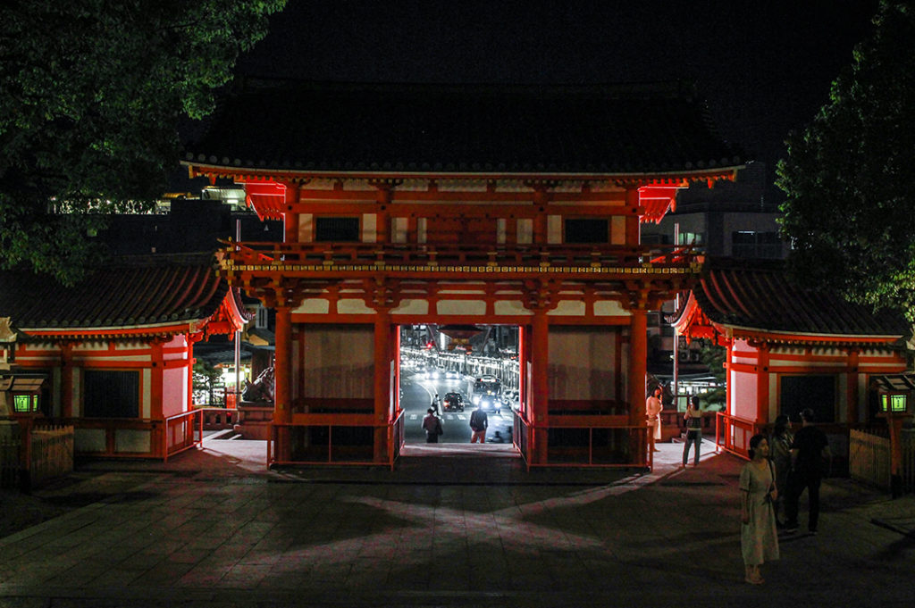 Things to do at night in Kyoto: walking through Yasaka Shrine
