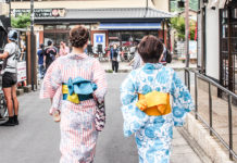 Strolling Arashiyama’s Shopping Strip Like a Pro