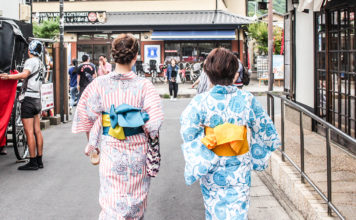 Strolling Arashiyama’s Shopping Strip Like a Pro