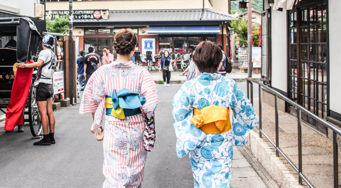 Strolling Arashiyama’s Shopping Strip Like a Pro