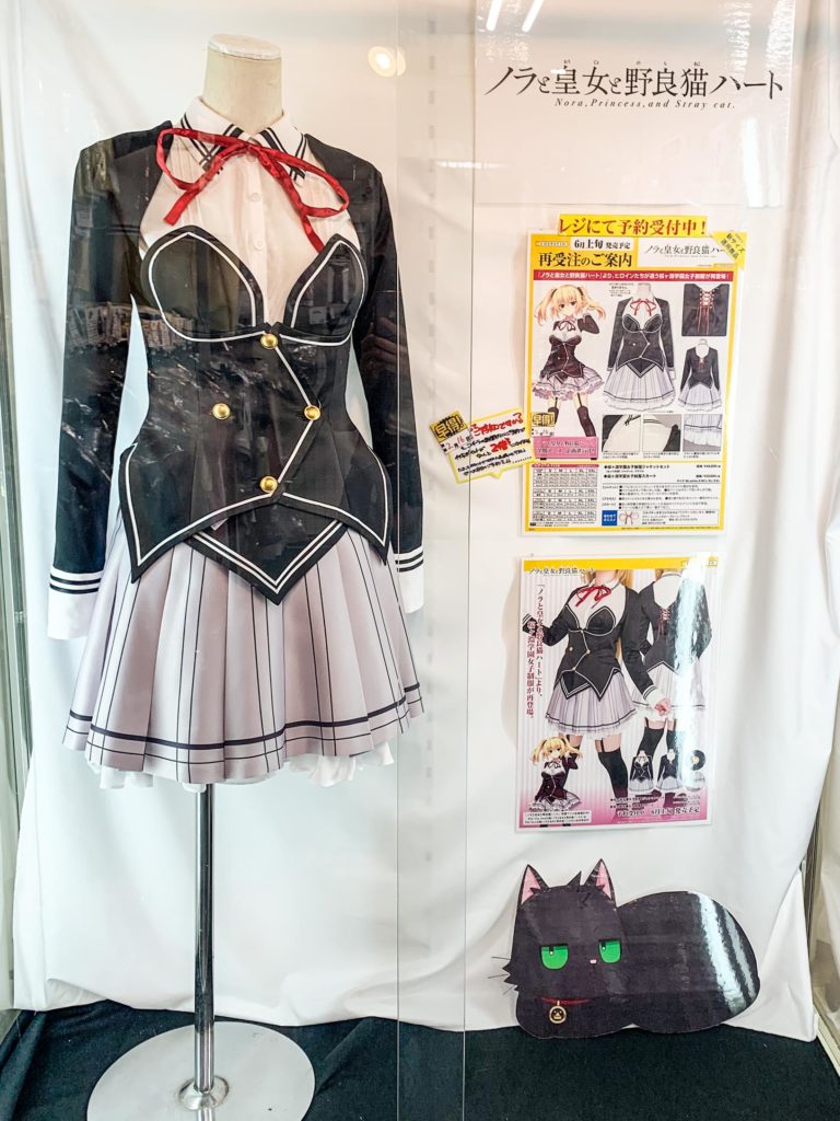 Cosplayers de Killing Bites distribuem chocolates em Akihabara