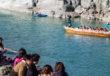Exploring the Iwadatami Rocks and Boating on the Arakawa River