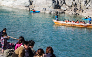 Exploring the Iwadatami Rocks and Boating on the Arakawa River
