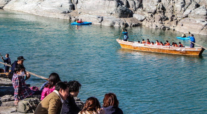 Exploring the Iwadatami Rocks and Boating on the Arakawa River