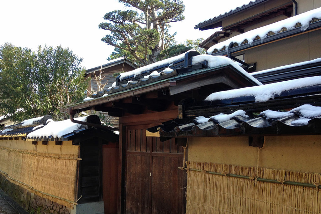 Woven straw mats to protect the walls in the snowy season.