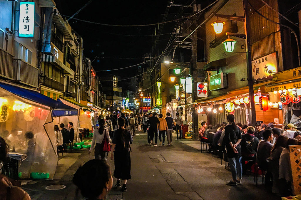 Night scenes of bustling izakaya