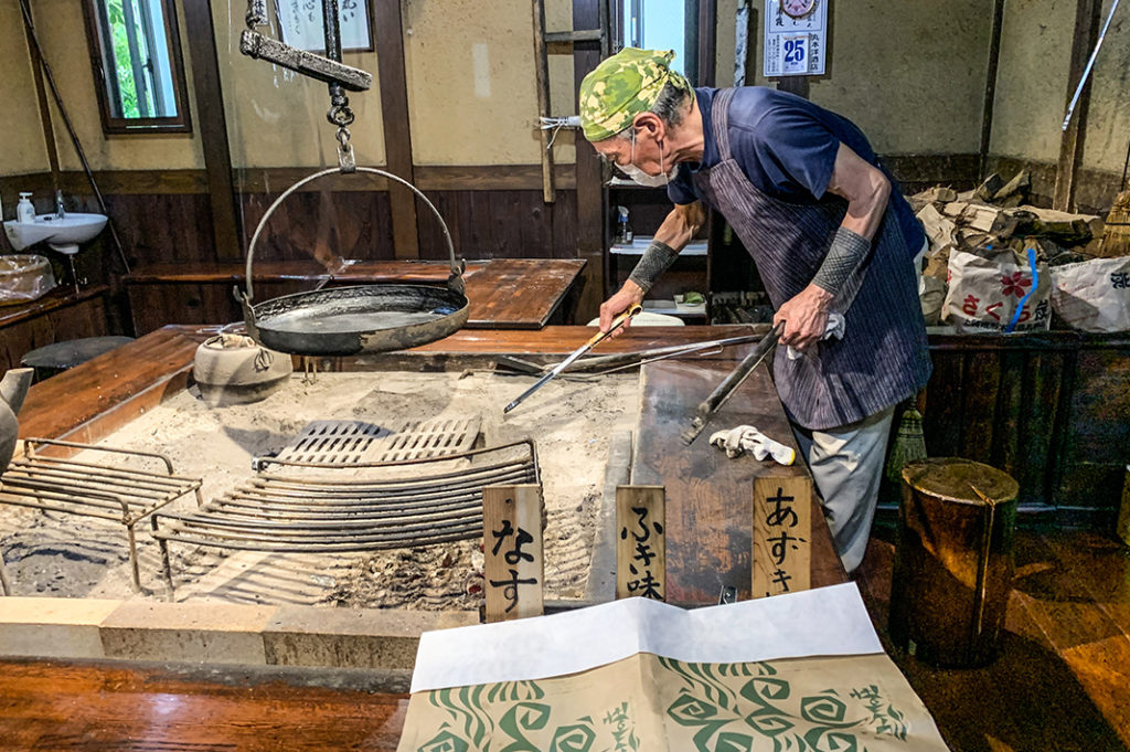 For some of the best oyaki in Nagano, head to Ogawanosho Daimon Branch near Zenkoji Temple.