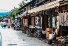 Nawate dori: Matsumoto’s Charming Frog Street