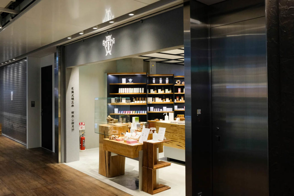 The luxe storefront of Kungyokudo's Tokyo flagship store. 