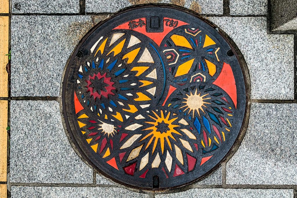 Japanese manhole cover art - Matsumoto