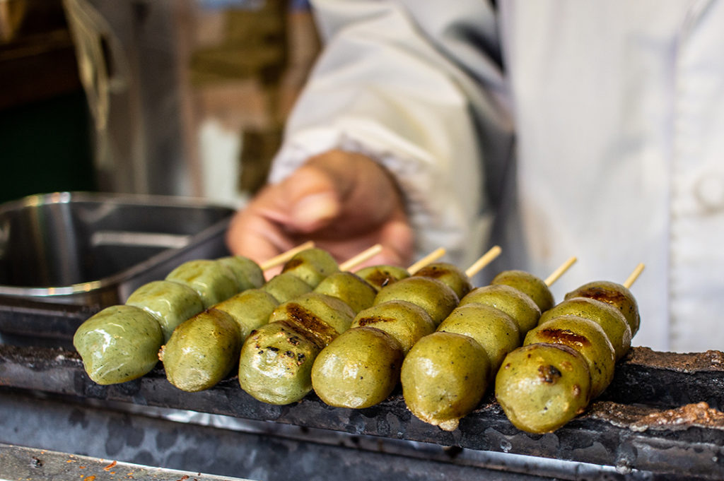 Yomogi / kusa dango along the shopping street - a shitamachi classic