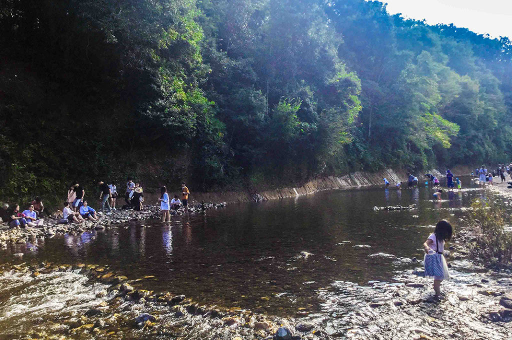 Families cooling off in the river at Kinchakuda in Saitama. 