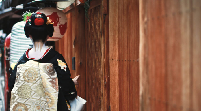 Kyoto City Walking Tour – Gardens, Gates and Geiko.