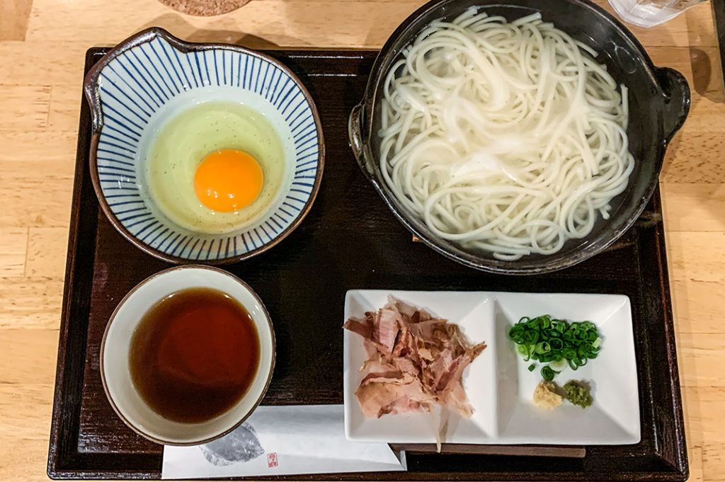 Goto udon is a delicious variation of udon, endemic to Nagasaki's Goto Islands. Served boiling hot, it's one heavenly 'hellpot.'