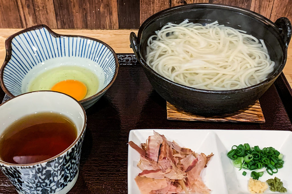 Goto udon is a delicious variation of udon, endemic to Nagasaki's Goto Islands. Served boiling hot, it's one heavenly 'hellpot.'