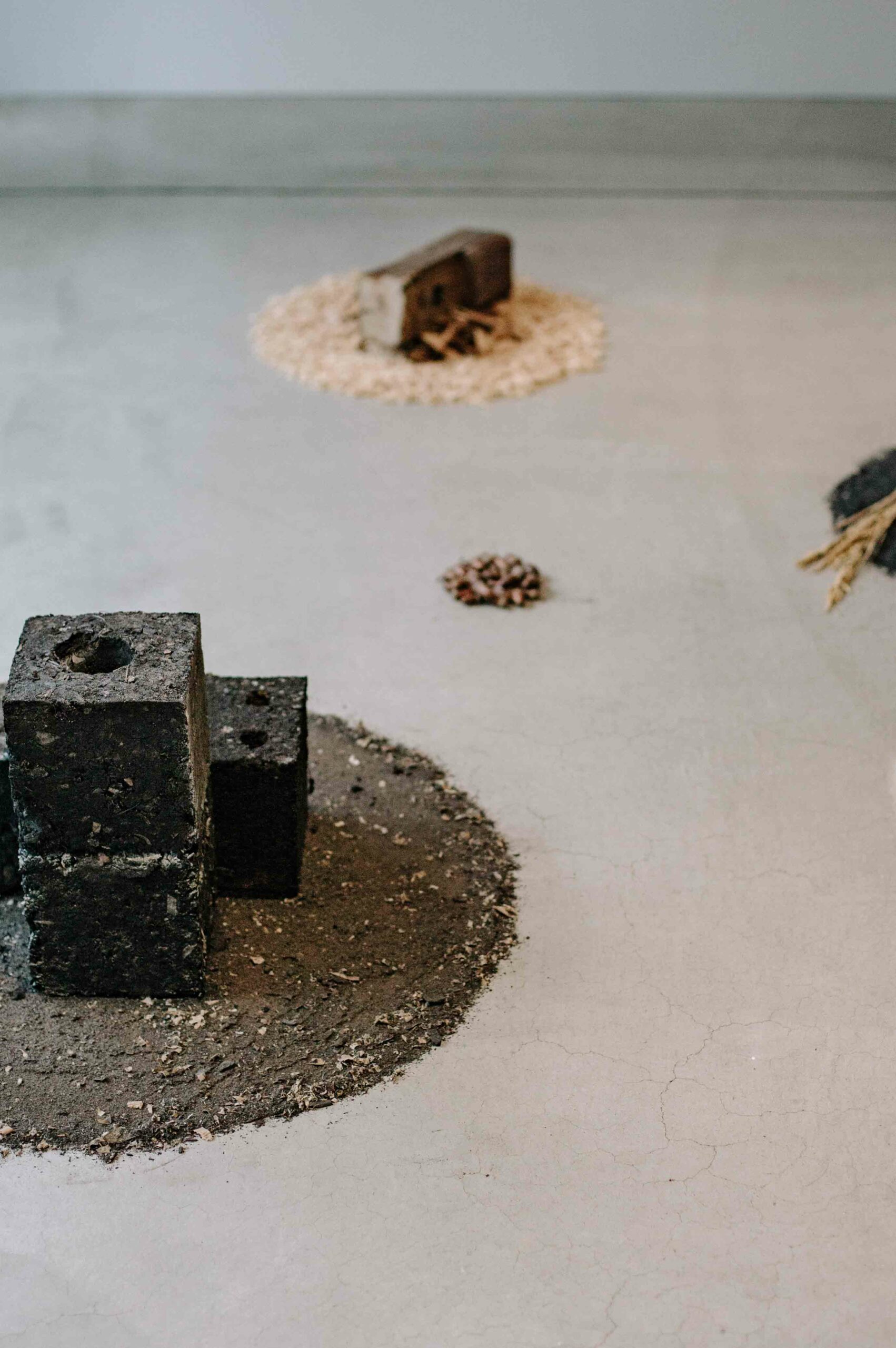 Used materials have been arranged on the gallery's concrete floor. The exhibition aims to question the amount of waste produced by humans.