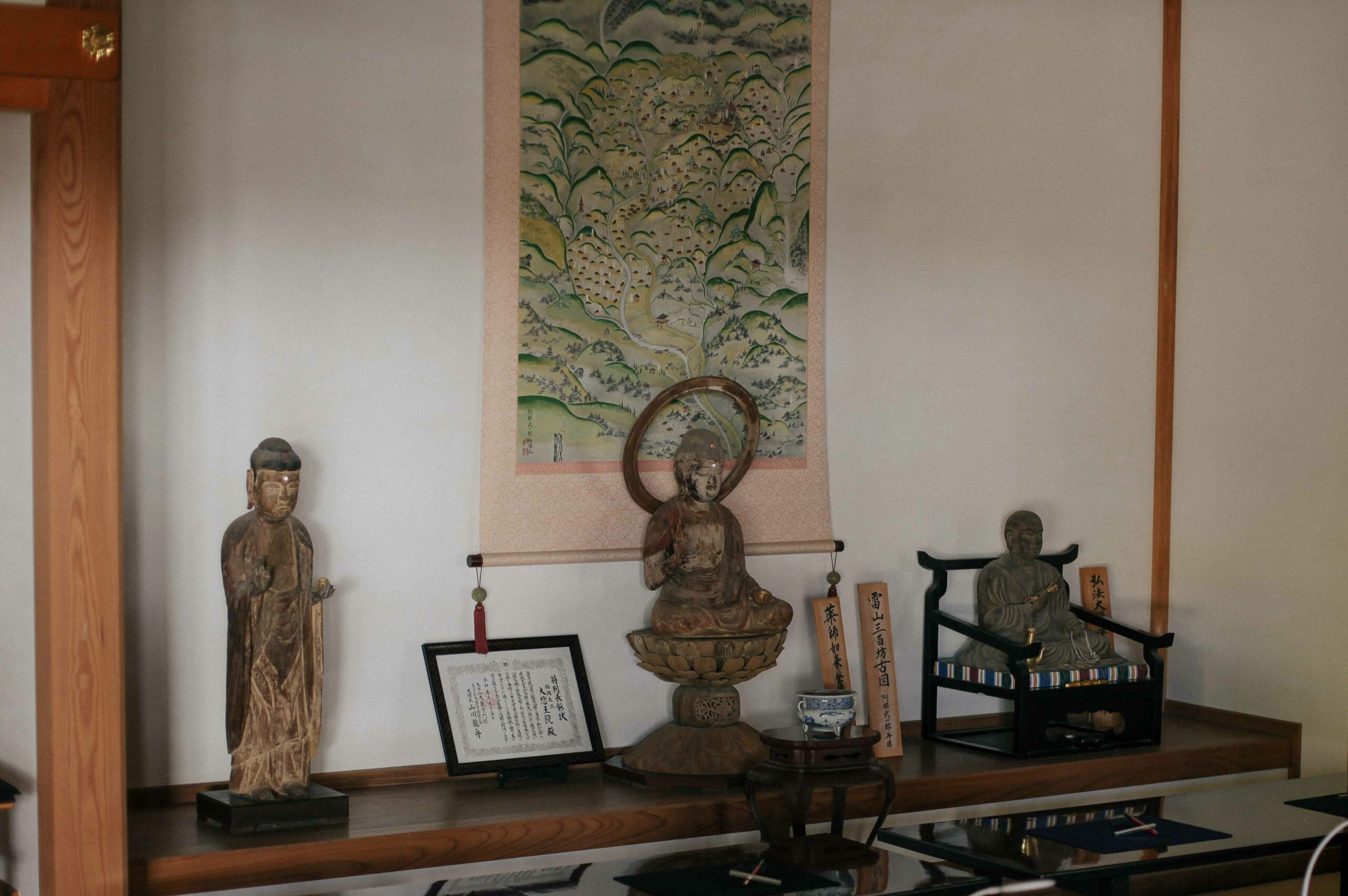 Raizan Sennyо̄ji has a large collection of Buddhist statues.