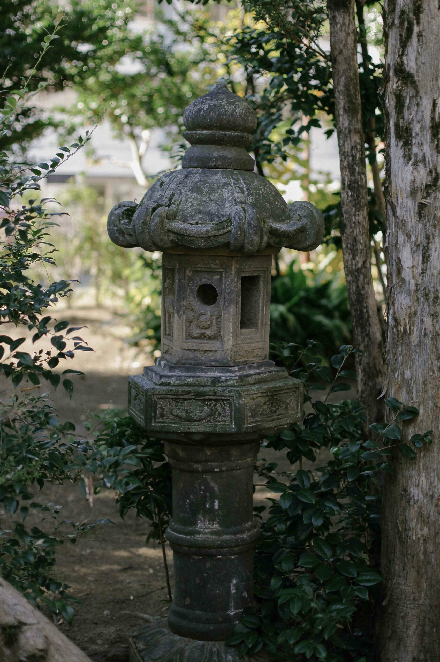 Stone lanterns, chosen by Sо̄seki Natsume himself create a Zen-like atmosphere.