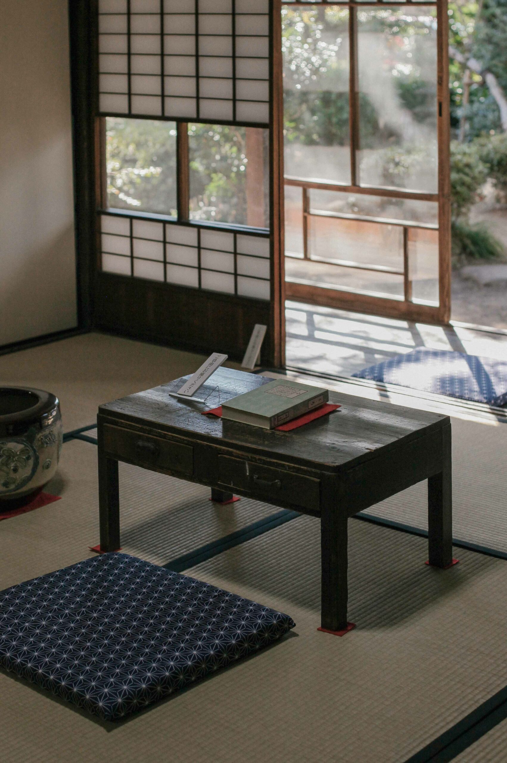 Sо̄seki Natsume's desk looked out through glass doors and into his peaceful garden.