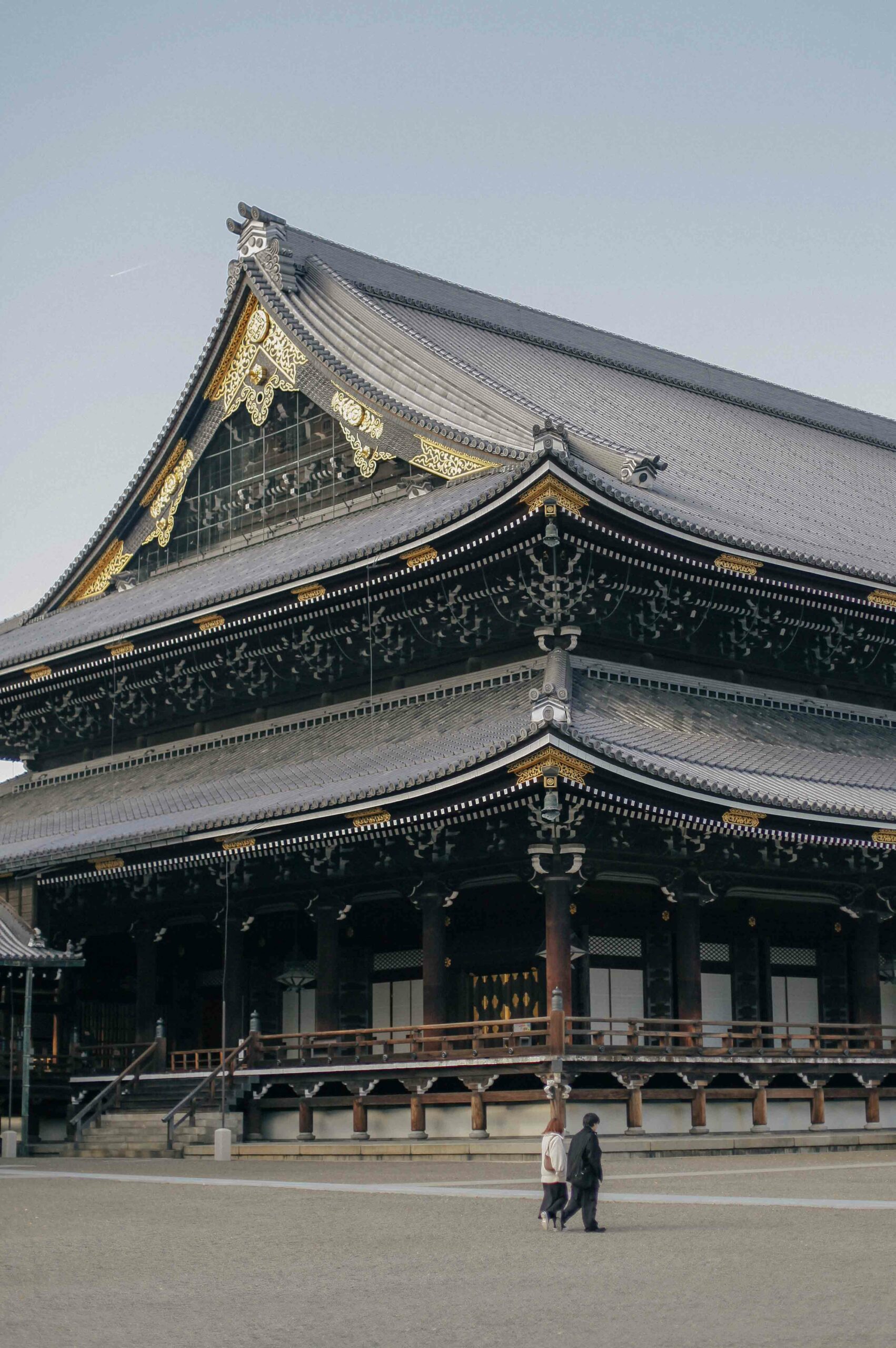 A view of Higashi Hongan-ji's enormous scale.