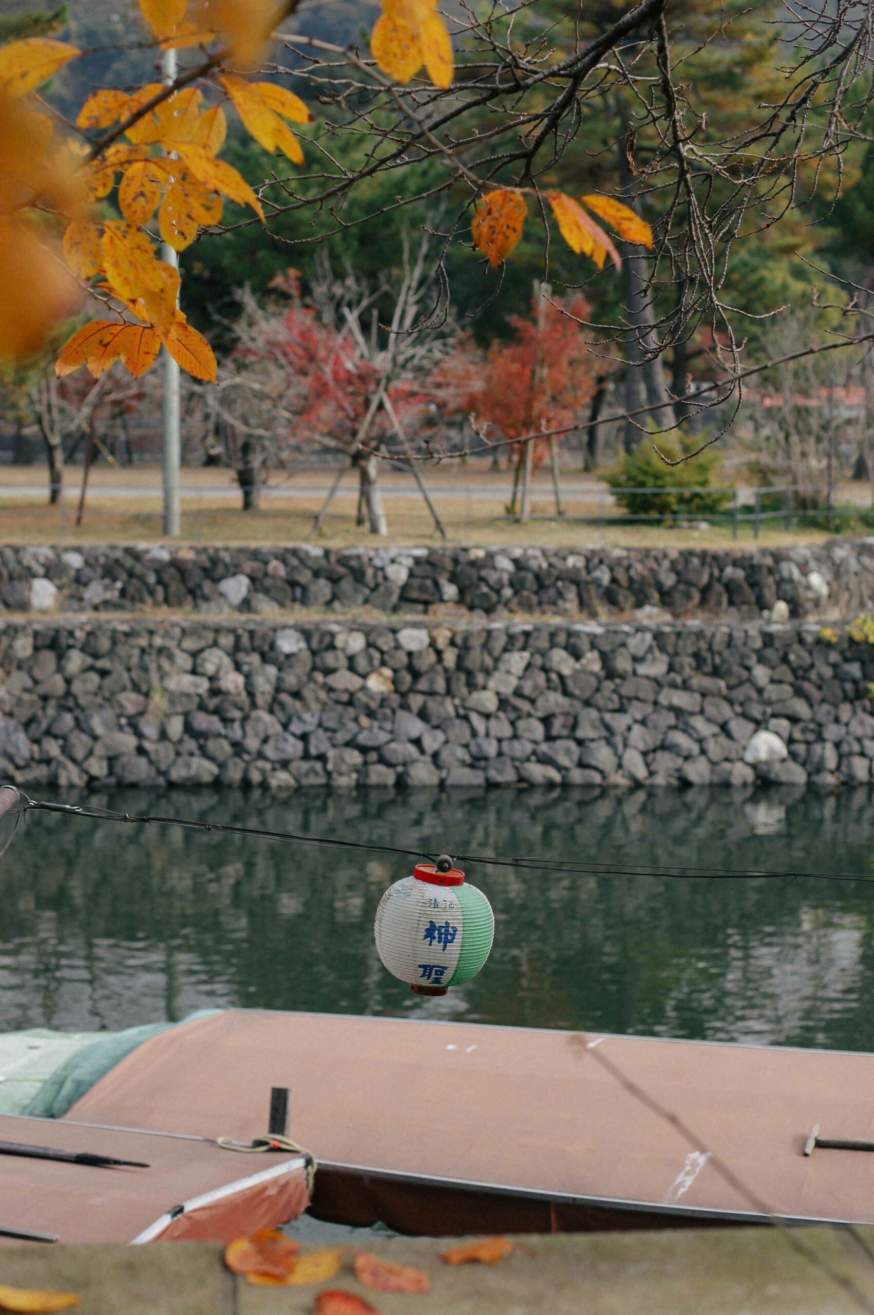 Uji city is best visited in autumn, away from the summer heat and when leaves are at their boldest.