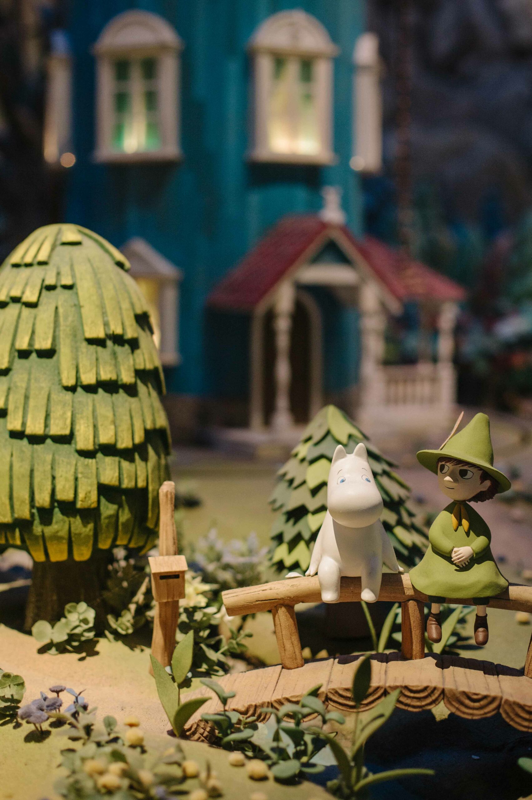 The dioramas depict Jansson's stories and the 90's TV classic with flawless accuracy.